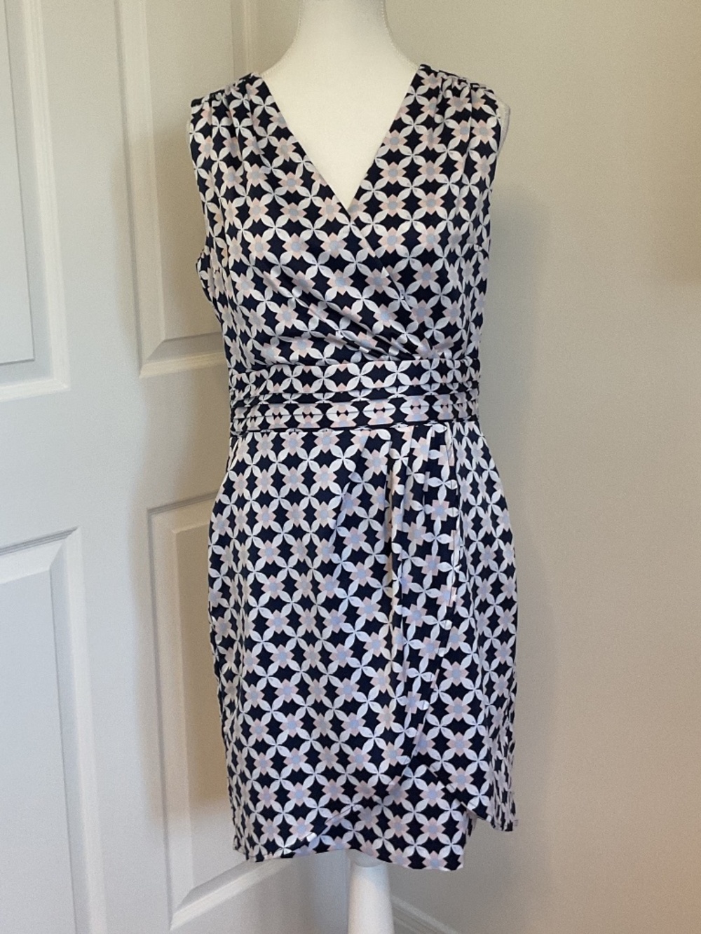 🤩 H&M Navy and White Geometric Pattern Faux Wrap Dress - size 8